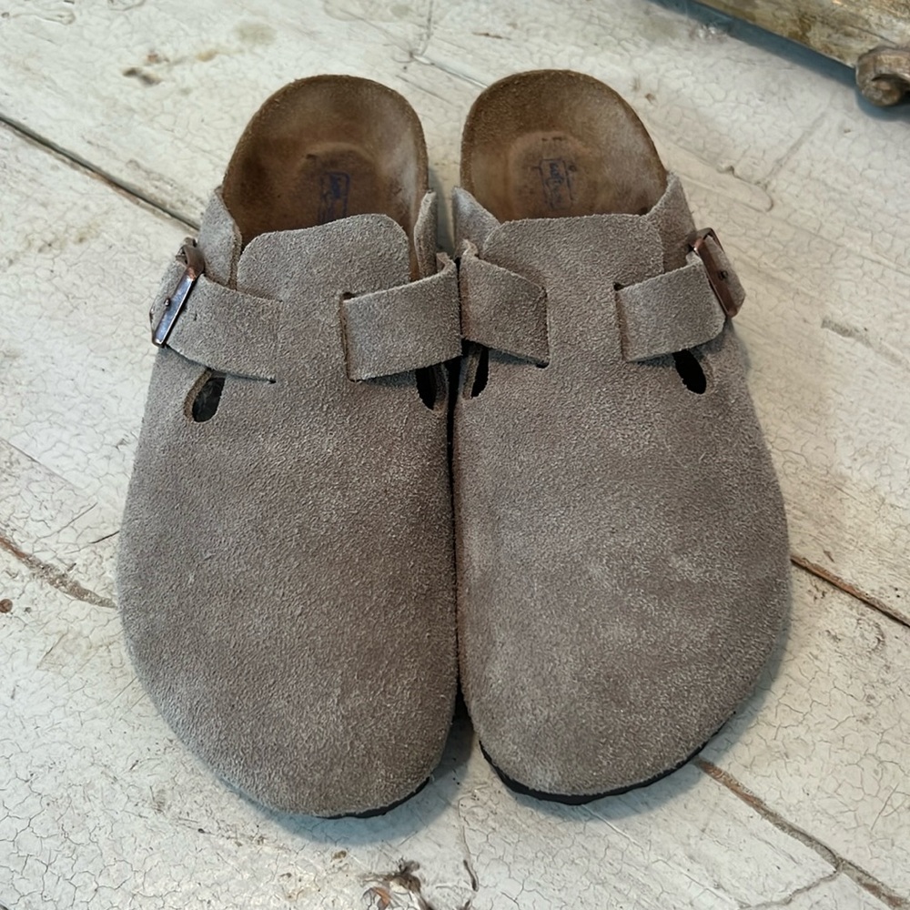 Birkenstock Boston size 37
Taupe Suede
Like New